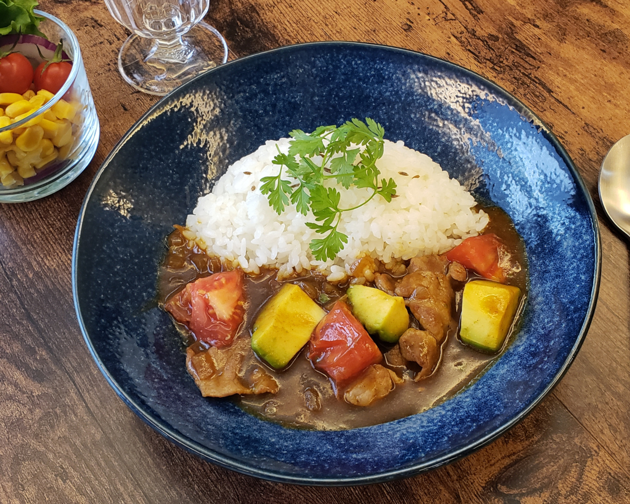 フレッシュトマトとアボカドのポークカレー