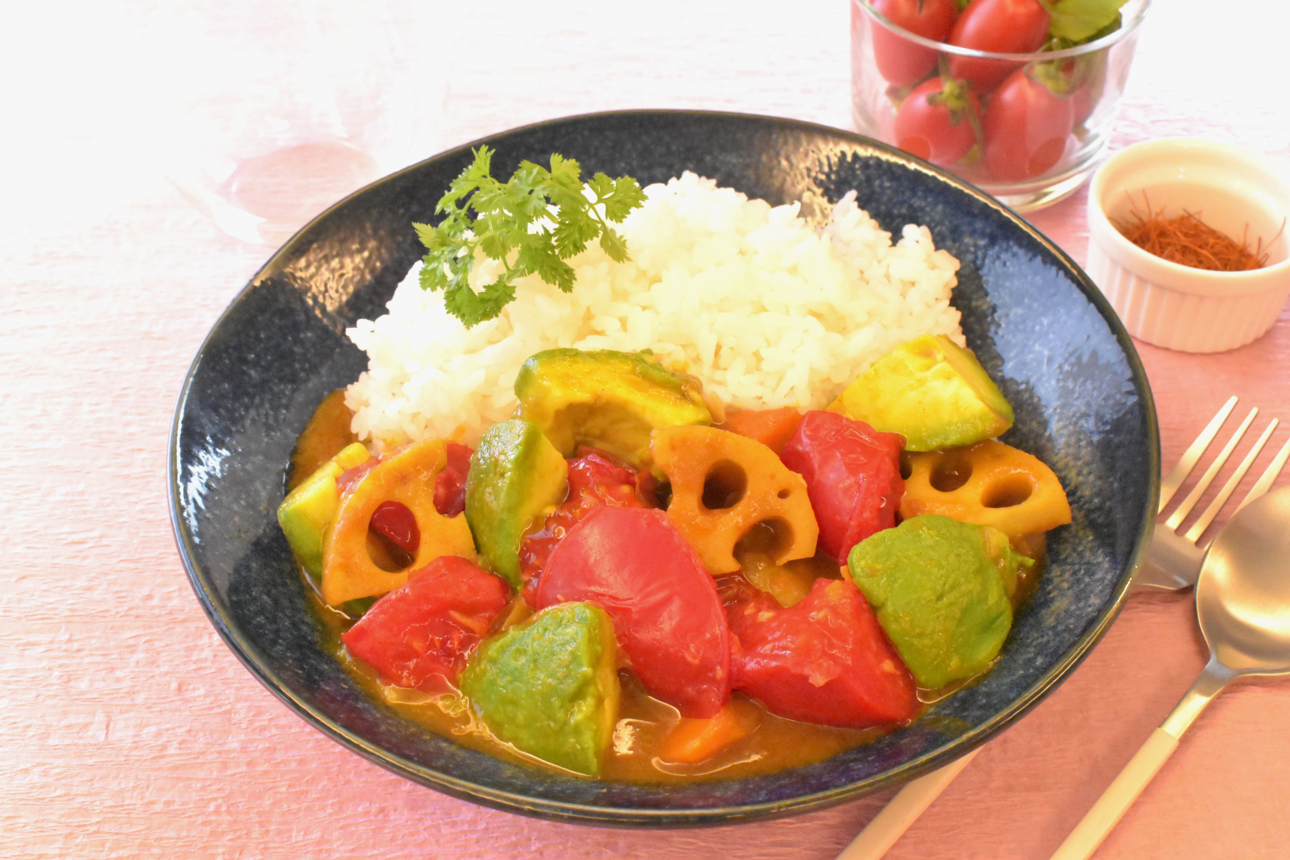 プラントベース　フレッシュトマトとアボカドのカレー